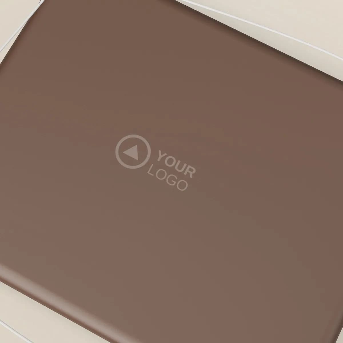 صورة مقربة لطباعة الشعار على محفظة جلدية ثنائية الطي بحماية RFID